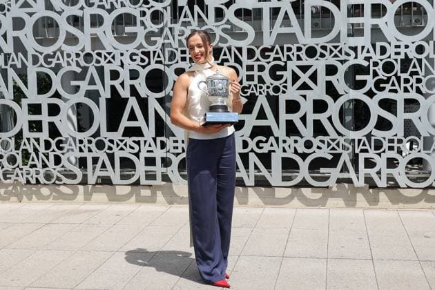 French Open - Iga Swiatek Trophy Photocall Iga Swiatek pose with the trophy for photographers during French Open at Roland Garros on June 09, 2024 in Paris, France. Photo by Nasser Berzane ABACAPRESS.COM Paris France  Copyright: xBerzanexNasser ABACAx