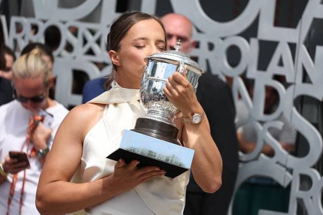 French Open - Iga Swiatek Trophy Photocall Iga Swiatek pose with the trophy for photographers during French Open at Roland Garros on June 09, 2024 in Paris, France. Photo by Nasser Berzane ABACAPRESS.COM Paris France  Copyright: xBerzanexNasser ABACAx