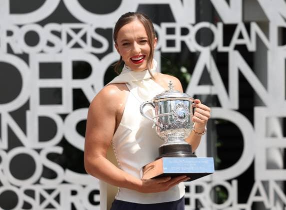 ROLAND GARROS 2024 Thierry Larret Maxppp. Tennis. Roland Garros 2024. Internationaux de France de tennis. Stade Roland Garros, Paris (75). Le 9 juin 2024. Iga SWIATEK pose avec son trophee. PARIS (75) STADE ROLAND GARROS PARIS ILE DE FRANCE FRANCE  Copyright: xThierryxLarret MAXPPPxThierryxLarretx TL_20240609_7127 0535728337st