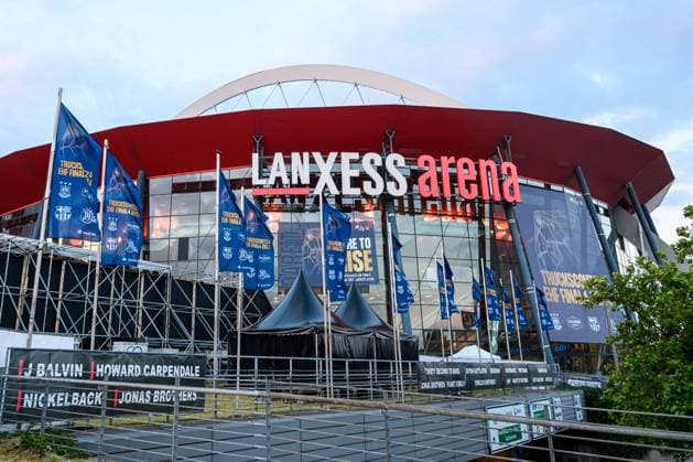 Koeln, Deutschland: Handball EHF CL Final 4 - Halbfinale - Barca - THW Kiel Arena, Zuschauer, Fankurve Fans Fanblock, Arena, Sportstaette, Feature, Dare to Rise, Lanxess Arena Koeln Lanxess Arena Nordrhein-Westfalen Deutschland *** Cologne, Germany Handball EHF CL Final 4 Semi-Final Barca THW Kiel Arena, Spectators, Fankurve Fans Fanblock, Arena, Sportstaette, Feature, Dare to Rise, Lanxess Arena Koeln Lanxess Arena Nordrhein Westfalen Germany