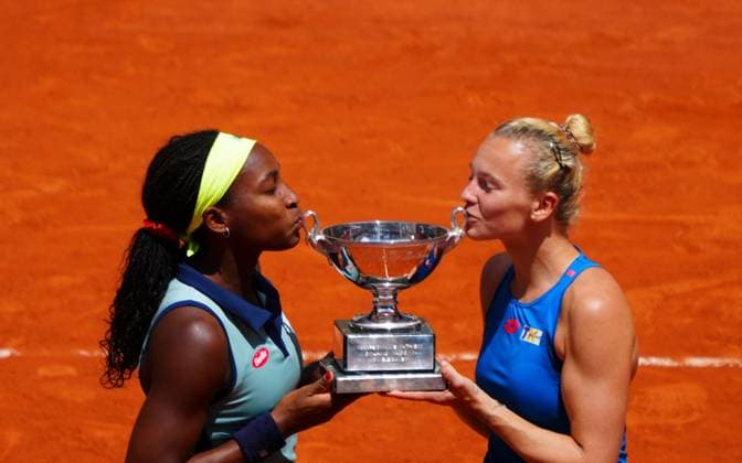 Coco Gauff and Katerina Siniakova celebrate winning the Women s Doubles French Open Tennis, Day 15, Tennis, Roland Garros, Paris, France - 09 June 2024  Copyright: xJavierxGarcia Shutterstockx 14523810y
