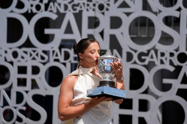 Iga Swiatek presente son trophee TENNIS : Roland Garros 2024 - 09 06 2024 GlennGervot Panoramic 