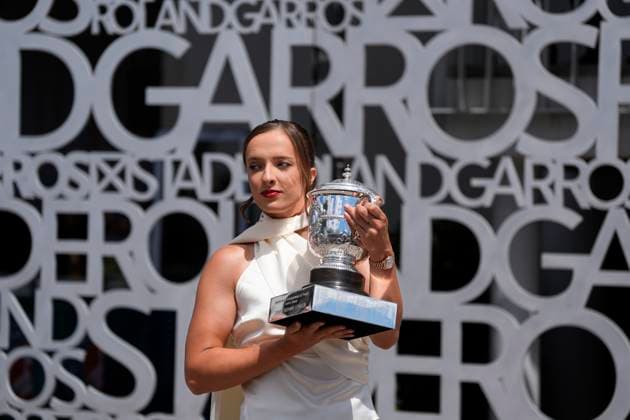 Iga Swiatek presente son trophee TENNIS : Roland Garros 2024 - 09 06 2024 GlennGervot Panoramic 
