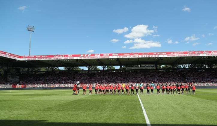 Teams in the well-filled Stadion an der Alten Försterei AF Sportstätte Übersicht Sport Fußball Regionalliga Damen Relegation zur 2 Bundesliga DFL Saison 2023 2024 09 06 2024 1 FC Union Berlin FCU vs SV Henstedt-Ulzburg DFL regulations prohibit any use of photographs as image sequences and or quasi video