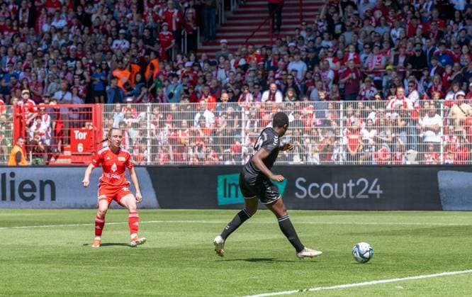 Soccer, Women, Season 2023 2024, Promotion match to 2 Bundesliga first leg , 1 FC Union Berlin SV Henstedt Ulzburg, v l Pia Metzker 1 Women 1 FC Union scores the goal for 1 0 against Esther Etchian Kossy SV Henstedt Ulzburg , 09 06 2024, Copyright: xMatthiasxKochx