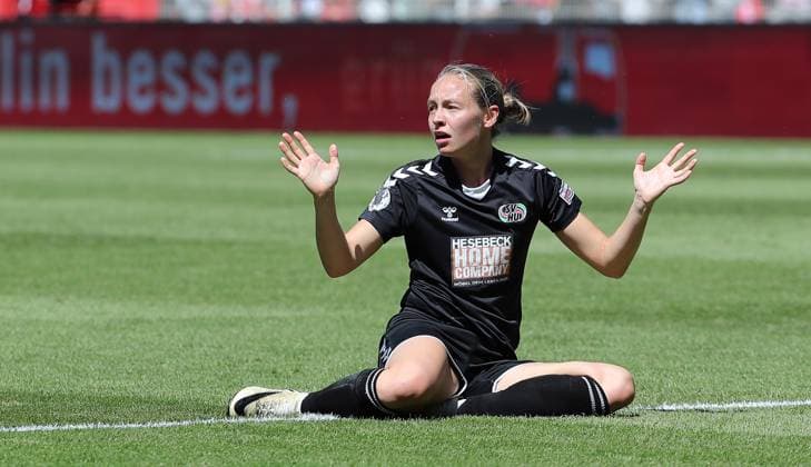 Liv Rike Fuß after foul play against Pia Metzner Sport Fußball Fußball Regionalliga Damen Relegation zur 2 Bundesliga DFL Saison 2023 2024 09 06 2024 1 FC Union Berlin FCU vs SV Henstedt-Ulzburg DFL regulations prohibit any use of photographs as image sequences and or quasi video