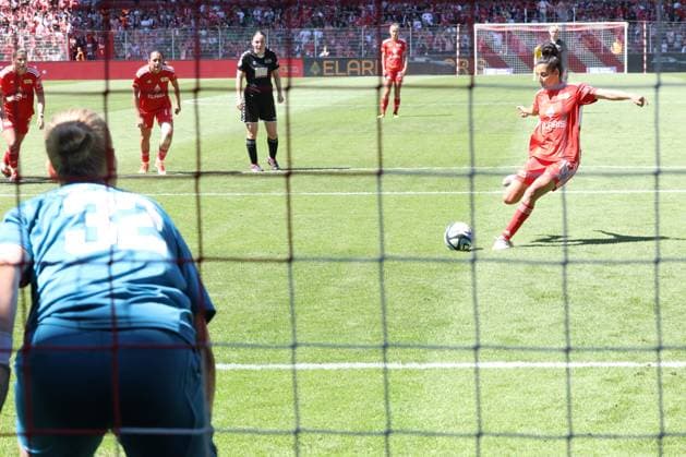 DEU, Region, Women, 1 FC Union vs Henstedt Ulzburg, 09 06 2024, Stadion Alte Foersterei, Berlin, DEU, Region, Women, 1 FC Union vs Henstedt Ulzburg, im Bild 11m zum 2 0 durch Sarah Abu Sabbah 1 FC Union Berlin 16 , Anneke Klaas Henstedt Ulzburg 32 DFL regulations prohibit any use of Photographs as image sequences and or quasi video Foto Juergen Engler nordphoto GmbH nordphotoxGmbHx xEngler nph00076