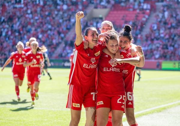 Sport Themen der Woche KW23 Sport Bilder des Tages Fussball, Frauen, Saison 2023 2024, Aufstiegsspiel zur 2. Bundesliga (Hinspiel), 1. FC Union Berlin - SV Henstedt-Ulzburg, vorn v. l. Athanasia Moraitou (1. Frauen 1. FC Union), Dina Orschmann (1. Frauen 1. FC Union), Sarah Abu Sabbah (1. Frauen 1. FC Union), Jubel nach Tor zum 7:0, 09.06. 2024, *** Football, Women, Season 2023 2024, Promotion match to Bundesliga 2 first leg , 1 FC Union Berlin SV Henstedt Ulzburg, front from l Athanasia Moraitou 1 Women 1 FC Union , Dina Orschmann 1 Women 1 FC Union , Sarah Abu Sabbah 1 Women 1 FC Union , Cheering after goal to 7 0, 09 06 2024, Copyright: xMatthiasxKochx