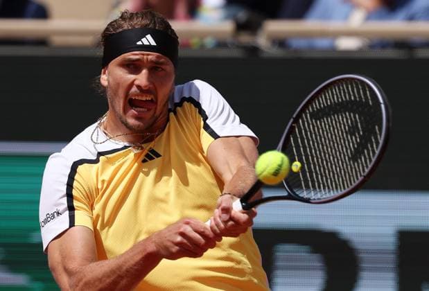 Sport Bilder des Tages (240609) -- PARIS, June 9, 2024 -- Alexander Zverev hits a return during the men s singles final between Carlos Alcaraz of Spain and Alexander Zverev of Germany at the French tennis tournament in Paris, France, June 9, 2024. ) (SP)FRANCE-PARIS-TENNIS-FRENCH OPEN-MEN S SINGLES FINAL GaoxJing 