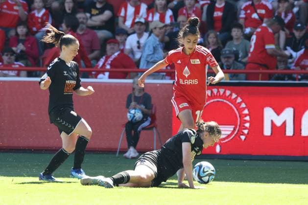 DEU, Region, Women, 1 FC Union vs Henstedt Ulzburg, 09 06 2024, Stadion Alte Foersterei, Berlin, DEU, Region, Women, 1 FC Union vs Henstedt Ulzburg, in the picture Sarah Abu Sabbah 1 FC Union Berlin 16 , Liv Rike Fuss Henstedt Ulzburg 21 DFL regulations prohibit any use of Photographs as image sequences and or quasi video Foto Juergen Engler nordphoto GmbH nordphotoxGmbHx xEngler nph00076