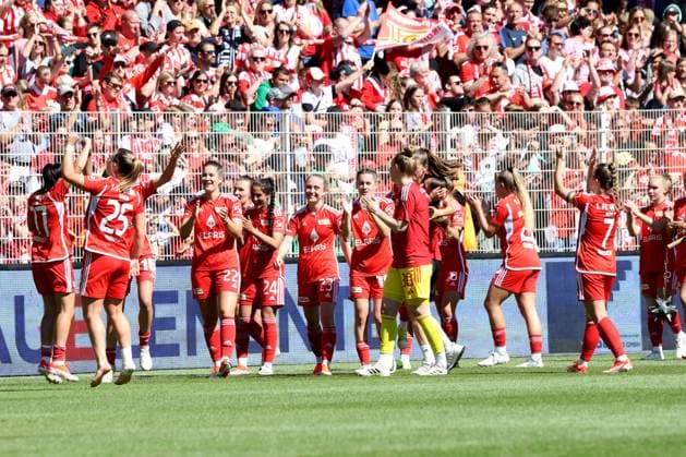 DEU, Region, Frauen, 1 FC Union vs Henstedt Ulzburg, 09 06 2024, Stadion Alte Foersterei, Berlin, DEU, Region, Frauen, 1 FC Union vs Henstedt Ulzburg, im Bild Unioner Spielerkreis, Zuschauer, Besucher, Fans DFL regulations prohibit any use of Photographs as image sequences and or quasi video Foto Juergen Engler nordphoto GmbH nordphotoxGmbHx xEngler nph00076