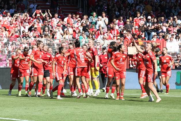 DEU, Region, Frauen, 1 FC Union vs Henstedt Ulzburg, 09 06 2024, Stadion Alte Foersterei, Berlin, DEU, Region, Frauen, 1 FC Union vs Henstedt Ulzburg, im Bild Unioner Spielerkreis, Zuschauer, Besucher, Fans DFL regulations prohibit any use of Photographs as image sequences and or quasi video Foto Juergen Engler nordphoto GmbH nordphotoxGmbHx xEngler nph00076