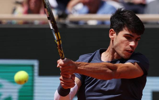 (240609) -- PARIS, June 9, 2024 -- Carlos Alcaraz hits a return during the men s singles final between Carlos Alcaraz of Spain and Alexander Zverev of Germany at the French tennis tournament in Paris, France, June 9, 2024. ) (SP)FRANCE-PARIS-TENNIS-FRENCH OPEN-MEN S SINGLES FINAL GaoxJing 