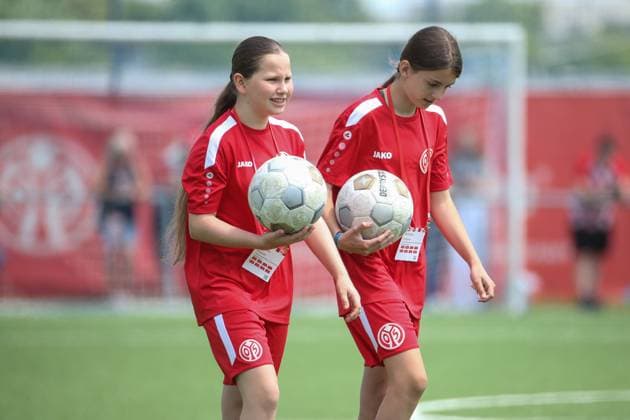 09 06 2024, xusrbx, Fussball 2 Bundesliga Relegation, FSV Mainz 05 Damen VfL Bochum Damen emspor, v l die Ballmardchen vom FSV Mainz 05, DFL DFB REGULATIONS PROHIBIT ANY USE OF PHOTOGRAPHS as IMAGE SEQUENCES and or QUASI VIDEO Mainz