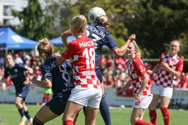 09 06 2024, xusrbx, Fußball 2 Bundesliga Relegation, FSV Mainz 05 Damen VfL Bochum Damen emspor, v l Ann Sophie Vogel VfL Bochum, 8 , Jana Meierfrankenfeld 1 FSV Mainz, 18 , Nina Lange VfL Bochum, 23 , Kopfball, Kopfballduell, DFL DFB REGULATIONS PROHIBIT ANY USE OF PHOTOGRAPHS as IMAGE SEQUENCES and or QUASI VIDEO Mainz