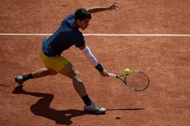 (240609) -- PARIS, June 9, 2024 -- Carlos Alcaraz hits a return during the men s singles final between Carlos Alcaraz of Spain and Alexander Zverev of Germany at the French tennis tournament in Paris, France, June 9, 2024. ) (SP)FRANCE-PARIS-TENNIS-FRENCH OPEN-MEN S SINGLES FINAL MengxDingbo 