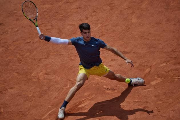 (240609) -- PARIS, June 9, 2024 -- Carlos Alcaraz hits a return during the men s singles final between Carlos Alcaraz of Spain and Alexander Zverev of Germany at the French tennis tournament in Paris, France, June 9, 2024. ) (SP)FRANCE-PARIS-TENNIS-FRENCH OPEN-MEN S SINGLES FINAL MengxDingbo 