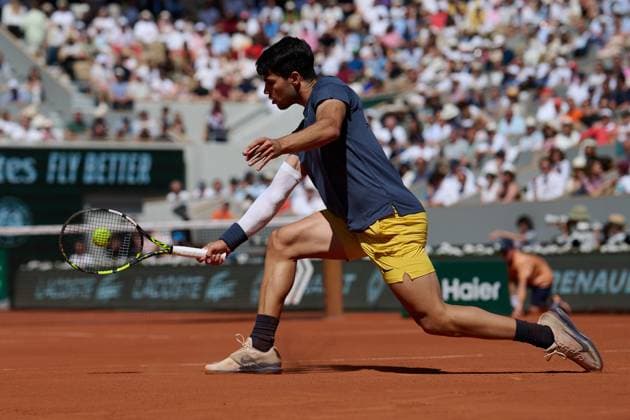 (240609) -- PARIS, June 9, 2024 -- Carlos Alcaraz hits a return during the men s singles final between Carlos Alcaraz of Spain and Alexander Zverev of Germany at the French tennis tournament in Paris, France, June 9, 2024. ) (SP)FRANCE-PARIS-TENNIS-FRENCH OPEN-MEN S SINGLES FINAL MengxDingbo 