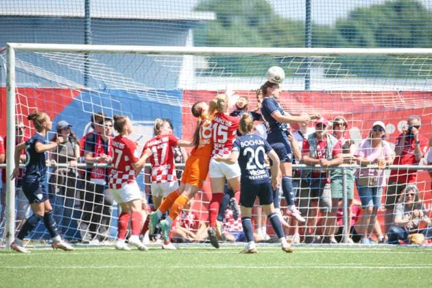 09 06 2024, xusrbx, Fußball 2 Bundesliga Relegation, FSV Mainz 05 Damen VfL Bochum Damen emspor, v l Svea Resing VfL Bochum, 18 , m^5 Amelie Foelsing VfL Bochum, 20 , Strafraum, Strafraumszene, Kopfball, Kopfballduell, DFL DFB REGULATIONS PROHIBIT ANY USE OF PHOTOGRAPHS as IMAGE SEQUENCES and or QUASI VIDEO Mainz