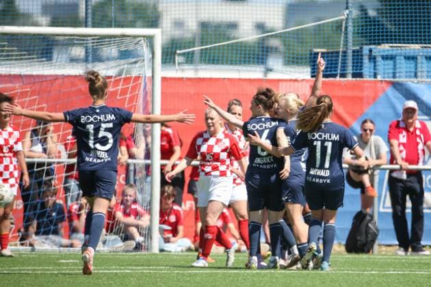 09 06 2024, xusrbx, Fußball 2 Bundesliga Relegation, FSV Mainz 05 Damen VfL Bochum Damen emspor, v l die Spieler von VfL Bochum, Torjubel, zum 1 2, Torschuetze Nina Lange VfL Bochum, 23 , DFL DFB REGULATIONS PROHIBIT ANY USE OF PHOTOGRAPHS as IMAGE SEQUENCES and or QUASI VIDEO Mainz