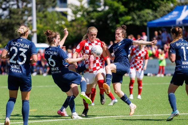 Promotion match 2 Womens Bundesliga 1 FSV Mainz 05 VfL Bochum 1848 Mainz, 09 06 2024 Cecilia Way 1 FSV Mainz 05 15 is tackled by 3 Bochum players in the penalty area in this scene, including Janine Angrick VFL Bochum 1848 Women 6 and Alina Angerer VFL Bochum 1848 Women 24 Promotion match 2 Womens Bundesliga first leg 1 FSV Mainz 05 VfL Bochum 1848 Mainz, 09 06 2024 Copyright: xBEAUTIFULxSPORTS Hahnex