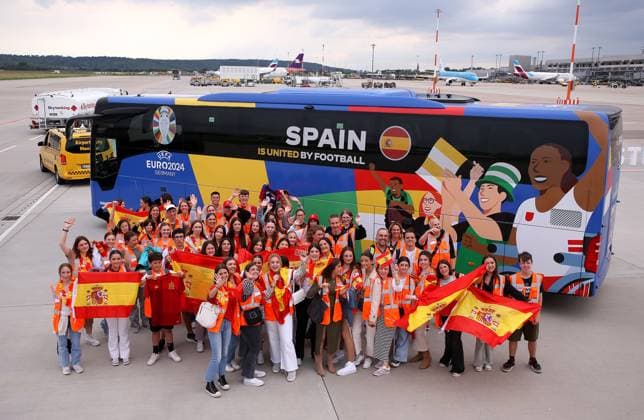 BAU 09 06 2024 Stuttgart European Football Championship Arrival of the Spanish national team at Stuttgart Airport, Spanish exchange students from the high school in Silmingen invited by Uefa