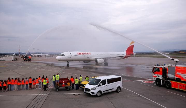 BAU 09 06 2024 Stuttgart European Football Championship Arrival of the Spanish national team at Stuttgart Airport, the fire department welcomes the Spanish team with a water shower