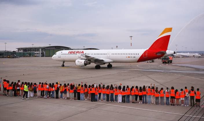 BAU 09 06 2024 Stuttgart European Football Championship Arrival of the Spanish national team at Stuttgart Airport, Spanish exchange students from the high school in Silmingen, who were invited by Uefa, welcome their team