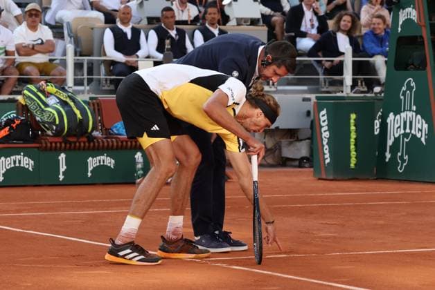 ROLAND GARROS 2024 Thierry Larret Maxppp. Tennis. Roland Garros 2024. Internationaux de France de tennis. Stade Roland Garros, Paris (75). Le 9 juin 2024. Finale Hommes : Court Philippe Chatrier : Court Philippe Chatrier : Alexander ZVEREV (GER) vs Carlos ALCARAZ (ESP) PARIS (75) STADE ROLAND GARROS PARIS ILE DE FRANCE FRANCE  Copyright: xThierryxLarret MAXPPPxThierryxLarretx TL_20240609_2005 0535855377st
