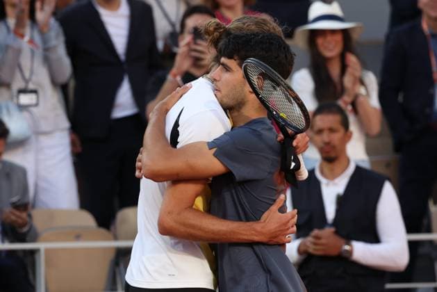 ROLAND GARROS 2024 Thierry Larret Maxppp. Tennis. Roland Garros 2024. Internationaux de France de tennis. Stade Roland Garros, Paris (75). Le 9 juin 2024. Finale Hommes : Court Philippe Chatrier : Court Philippe Chatrier : Alexander ZVEREV (GER) vs Carlos ALCARAZ (ESP) PARIS (75) STADE ROLAND GARROS PARIS ILE DE FRANCE FRANCE  Copyright: xThierryxLarret MAXPPPxThierryxLarretx TL_20240609_2008 0535855380st