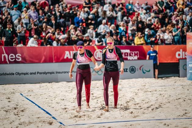 Beach volleyball women German Beach Tour 2024 Tourstop Bremen 09 06 2024 f l Melanie Gernert and Nele Barber hold hands Bremen Waterfront Bremen Germany