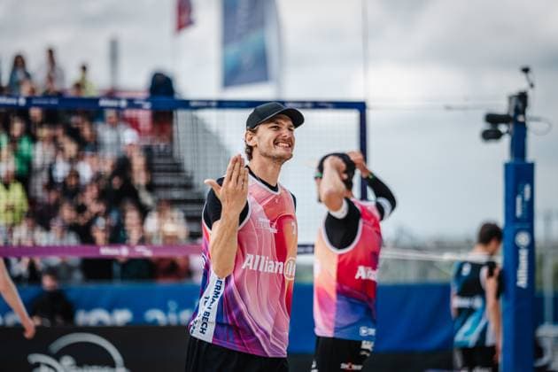 Beach volleyball men German Beach Tour 2024 Tourstop Bremen 09 06 2024 Paul Henning cheers and gestures to the audience Bremen Waterfront Bremen Germany