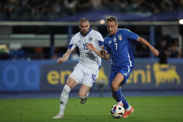 Italy s Davide Frattesi fights for the ball with Bosnia and Herzegovina s Nihad Mujakic during the friendly match 2024 between Italy and Bosnia and Herzegovina at Carlo Castellani Stadium - Soccer - Empoli, Italy - Sunday June 8, 2024  Copyright: xMassimoxPaolone LaPressex
