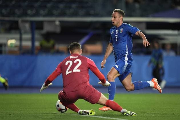 Italy s Davide Frattesi fights for the ball with Bosnia and Herzegovina s goalkeeper Kenan Piric during the friendly match 2024 between Italy and Bosnia and Herzegovina at Carlo Castellani Stadium - Soccer - Empoli, Italy - Sunday June 8, 2024  Copyright: xMassimoxPaolone LaPressex