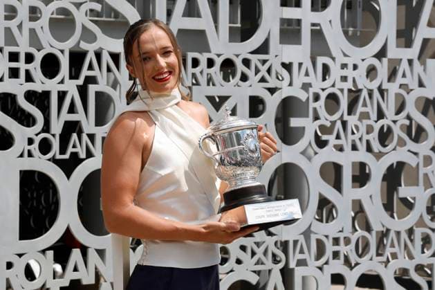 June 9, 2024, Paris, France: Poland s Iga Swiatek, all dressed up with lipstick, poses withe her trophy during French Open Roland Garros 2024, day 15. Paris France - ZUMAb253 20240609_zsp_b253_006 Copyright: xLoicxBaratouxx
