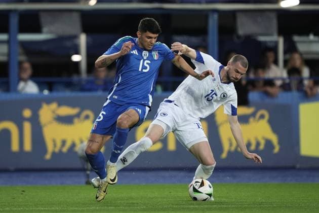 Italy s Raoul Bellanova fights for the ball with Bosnia and Herzegovina s Nihad Mujakic during the friendly match 2024 between Italy and Bosnia and Herzegovina at Carlo Castellani Stadium - Soccer - Empoli, Italy - Sunday June 8, 2024  Copyright: xMassimoxPaolone LaPressex