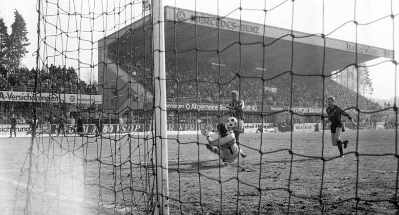 Archivbilder der Woche SPORT KW23 07.03.87 Stuttgarter Kickers - Eintracht Frankfurt Deutschland, Stuttgart, 07.03.1987, Fussball, DFB-Pokal, Viertelfinale, Stuttgarter Kickers- Eintracht Frankfurt (3:1): v.l. Hans-Jürgen Gundelach (Eintracht Frankfurt), Dirk Kurtenbach (Stuttgarter Kickers). *** 07 03 87 Stuttgarter Kickers Eintracht Frankfurt Germany, Stuttgart, 07 03 1987, Football, DFB Cup, Quarter-final, Stuttgarter Kickers Eintracht Frankfurt 3 1 f l Hans Jürgen Gundelach Eintracht Frankfurt , Dirk Kurtenbach Stuttgarter Kickers