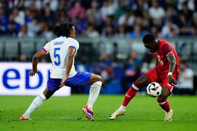 France v Canada - International Friendly, Länderspiel, Nationalmannschaft Alphonso Davies left-back of Canada and Bayern Munich and Jules Kounde centre-back of France and FC Barcelona, Barca compete for the ball during the friendly match between France and Canada at Nouveau Stade Bordeaux on June 9, 2024 in Bordeaux, France. Bordeaux France  Copyright: xJosexBretonx originalFilename:breton-francevc240609_npo5G.jpg