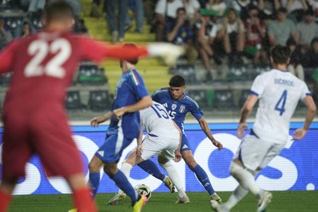 Italy s Raoul Bellanova fights for the ball with Bosnia and Herzegovina s Nihad Mujakic during the friendly match 2024 between Italy and Bosnia and Herzegovina at Carlo Castellani Stadium - Soccer - Empoli, Italy - Sunday June 8, 2024  Copyright: xMassimoxPaolone LaPressex