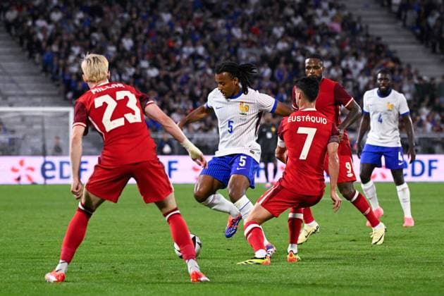 Jules Kounde ( 5 - France ) and Stephen EUSTAQUIO ( 7 - Canada ) during the Friendly match between France and Canada at Matmut Atlantique on June 09, 2024 in Bordeaux, France. ( Photo by federico pestellini panoramic ) - FOOTBALL : France vs Canada - Bordeaux - 09 06 2024 FedericoPestellini Panoramic 