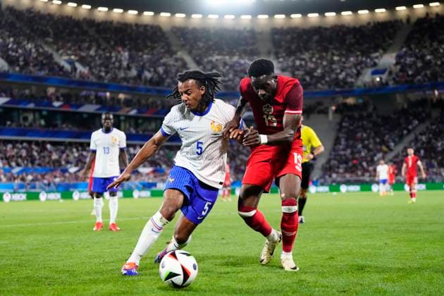 France v Canada - International Friendly, Länderspiel, Nationalmannschaft Jules Kounde centre-back of France and FC Barcelona, Barca and Alphonso Davies left-back of Canada and Bayern Munich compete for the ball during the friendly match between France and Canada at Nouveau Stade Bordeaux on June 9, 2024 in Bordeaux, France. Bordeaux France  Copyright: xJosexBretonx originalFilename:breton-francevc240609_npWiz.jpg