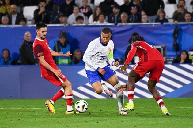 Stephen EUSTAQUIO ( 7 - Canada ) , Kylian Mbappe ( 10 - France ) and Moise Bombito ( 15 - Canada ) during the Friendly match between France and Canada at Matmut Atlantique on June 09, 2024 in Bordeaux, France. ( Photo by federico pestellini panoramic ) - FOOTBALL : France vs Canada - Bordeaux - 09 06 2024 FedericoPestellini Panoramic 