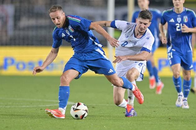 9th June 2024; Stadio Carlo Castellani, Empoli, Italy; International Football Friendly, Italy versus Bosnia Herzegovina; Davide Frattesi of Italy challenged by Armin Gigovic of Bosnia and Herzegovina  ActionPlus12653016 AllxShotxLive