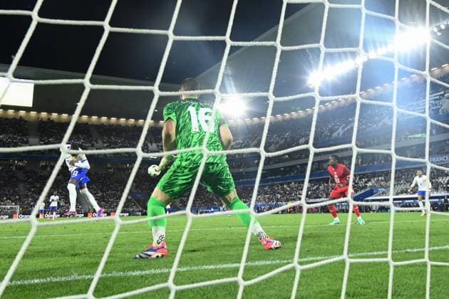 Randal Kolo Muani ( 12 - France ) and Maxime CREPEAU ( 16 - Canada ) during the Friendly match between France and Canada at Matmut Atlantique on June 09, 2024 in Bordeaux, France. ( Photo by federico pestellini panoramic ) - FOOTBALL : France vs Canada - Bordeaux - 09 06 2024 FedericoPestellini Panoramic 