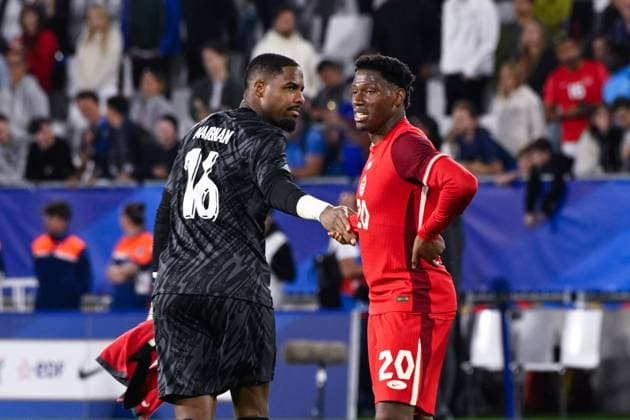 Mike Maignan ( 16 - France ) talks with Jonathan DAVID ( 20 - Canada ) during the Friendly match between France and Canada at Matmut Atlantique on June 09, 2024 in Bordeaux, France. ( Photo by federico pestellini panoramic ) - FOOTBALL : France vs Canada - Bordeaux - 09 06 2024 FedericoPestellini Panoramic 