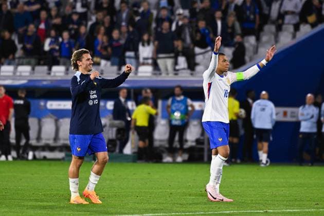 Antoine Griezmann ( 7 - France ) and Kylian Mbappe ( 10 - France ) applaud the fans following the Friendly match between France and Canada at Matmut Atlantique on June 09, 2024 in Bordeaux, France. ( Photo by federico pestellini panoramic ) - FOOTBALL : France vs Canada - Bordeaux - 09 06 2024 FedericoPestellini Panoramic 