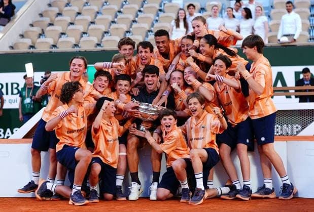 Carlos Alcaraz celebrates with the ball kids French Open Tennis, Day 15, Tennis, Roland Garros, Paris, France - 09 June 2024  Copyright: xJavierxGarcia Shutterstockx 14523810bb