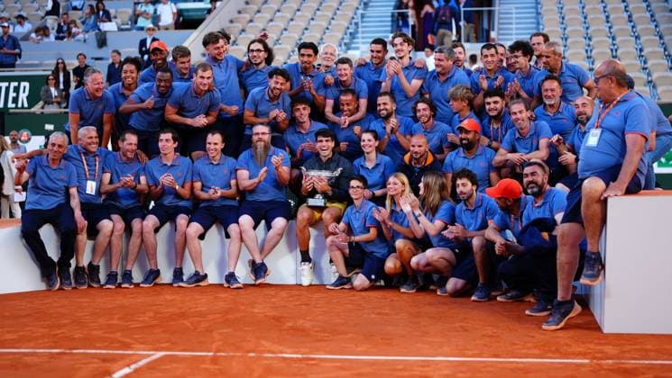 Carlos Alcaraz celebrates with groundstaff French Open Tennis, Day 15, Tennis, Roland Garros, Paris, France - 09 June 2024  Copyright: xJavierxGarcia Shutterstockx 14523810ax