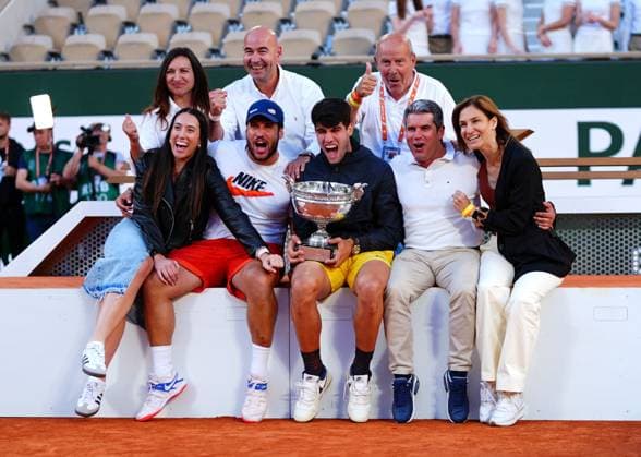 Carlos Alcaraz celebrates with his family French Open Tennis, Day 15, Tennis, Roland Garros, Paris, France - 09 June 2024  Copyright: xJavierxGarcia Shutterstockx 14523810az