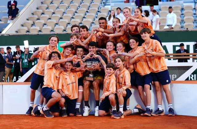 Carlos Alcaraz celebrates with the ball kids French Open Tennis, Day 15, Tennis, Roland Garros, Paris, France - 09 June 2024  Copyright: xJavierxGarcia Shutterstockx 14523810av